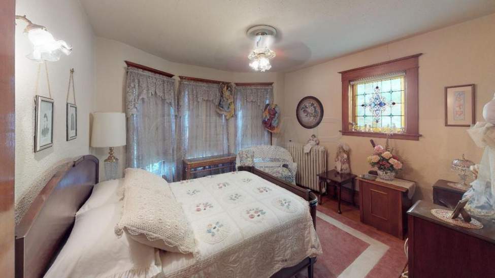 1910 Victorian Bed And Breakfast In Mountain North Dakota — Captivating ...