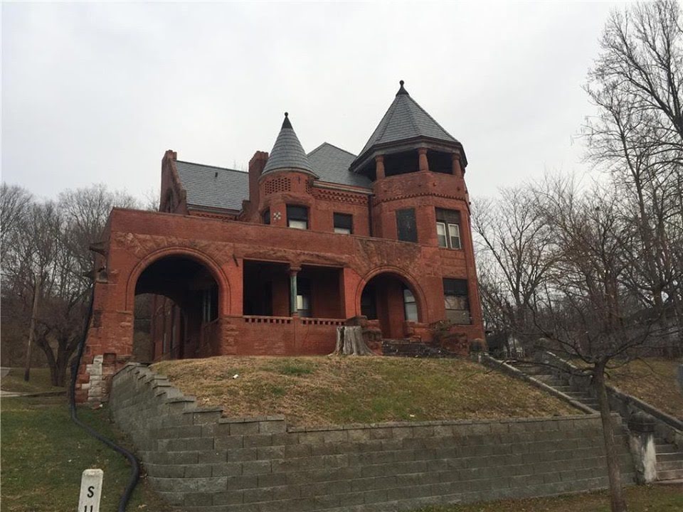 1890 Fixer Upper For Sale In Saint Joseph Missouri — Captivating Houses