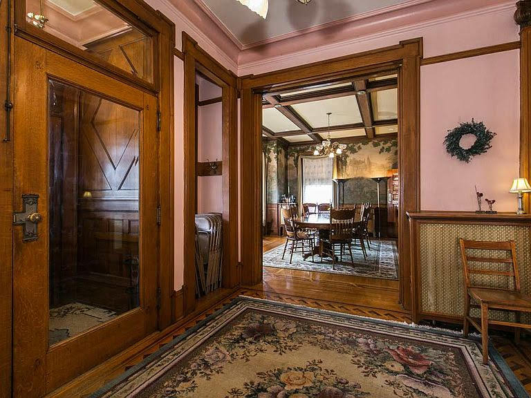 1900 Mandolin Inn For Sale In Dubuque Iowa — Captivating Houses