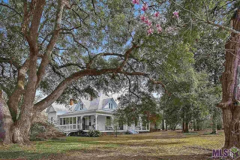 1890 Victorian For Sale In Clinton Louisiana — Captivating Houses