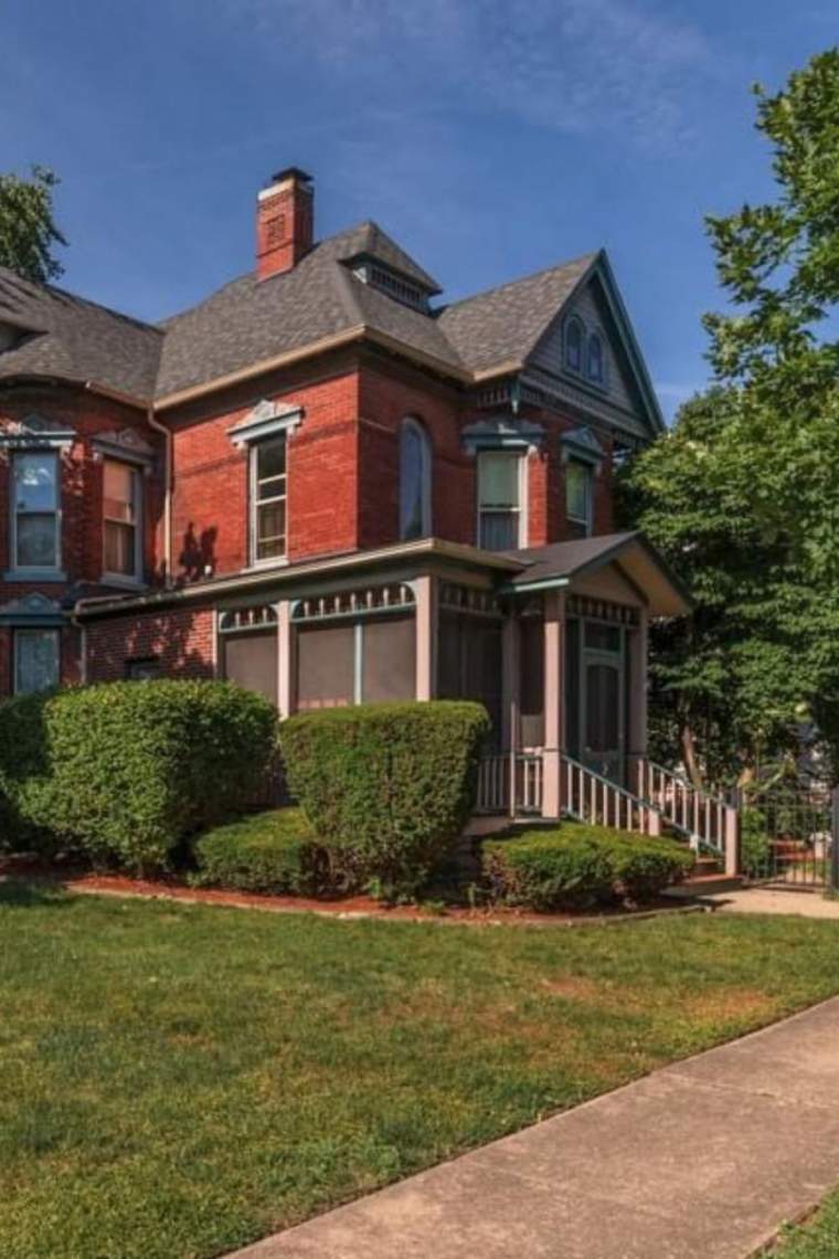 1890 Victorian For Sale In Pontiac Illinois — Captivating Houses