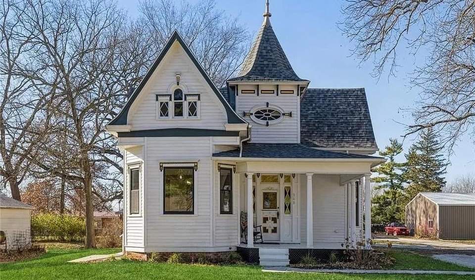1898 Victorian For Sale In New Virginia Iowa — Captivating Houses