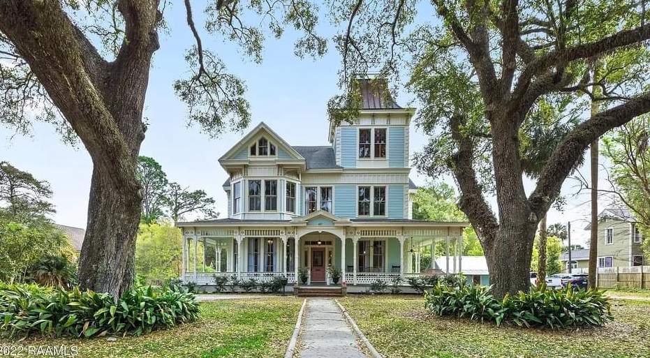 1892 Victorian For Sale In New Iberia Louisiana — Captivating Houses