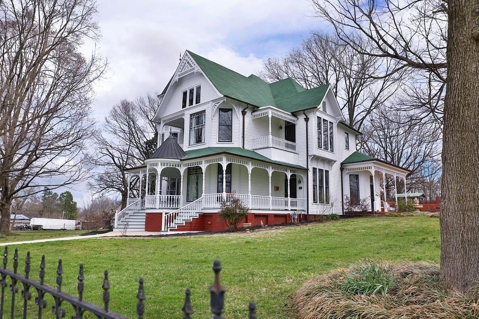 1895 Victorian For Auction In Martin Tennessee