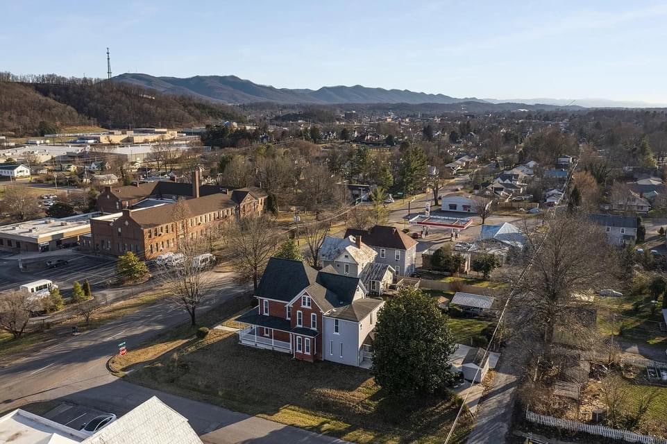 1800's Historic House For Sale In Johnson City Tennessee