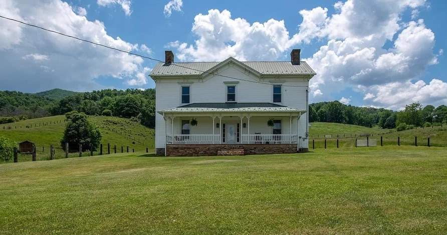 1850 Farmhouse For Sale In Saltville Virginia — Captivating Houses