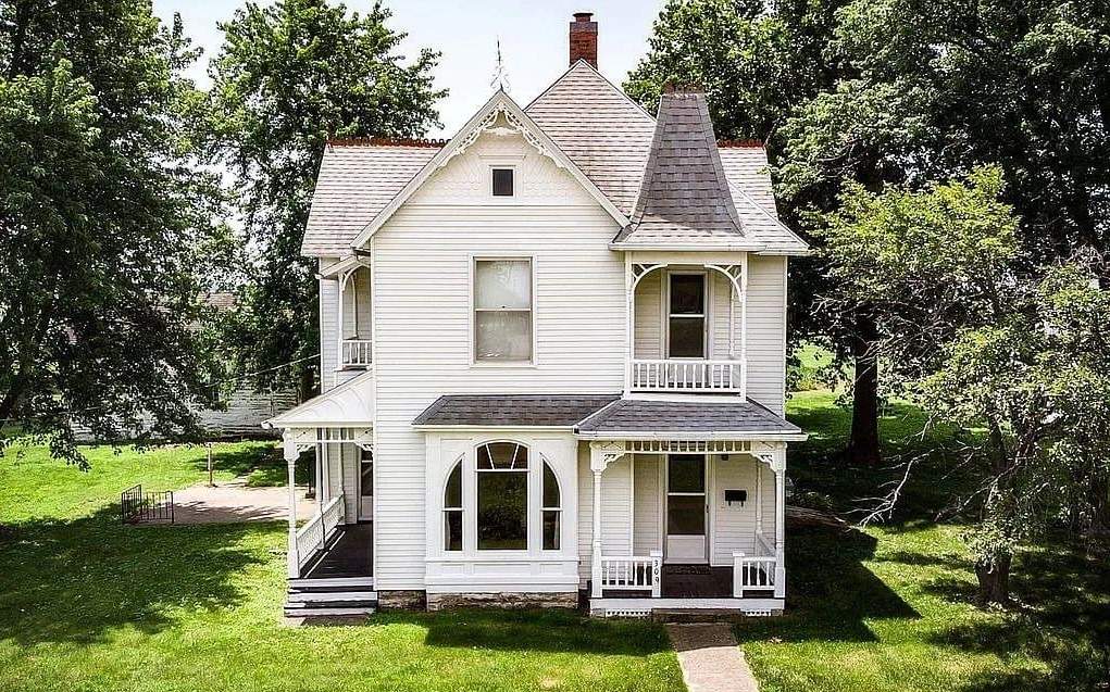 1885 Victorian For Sale In Denton Kansas — Captivating Houses