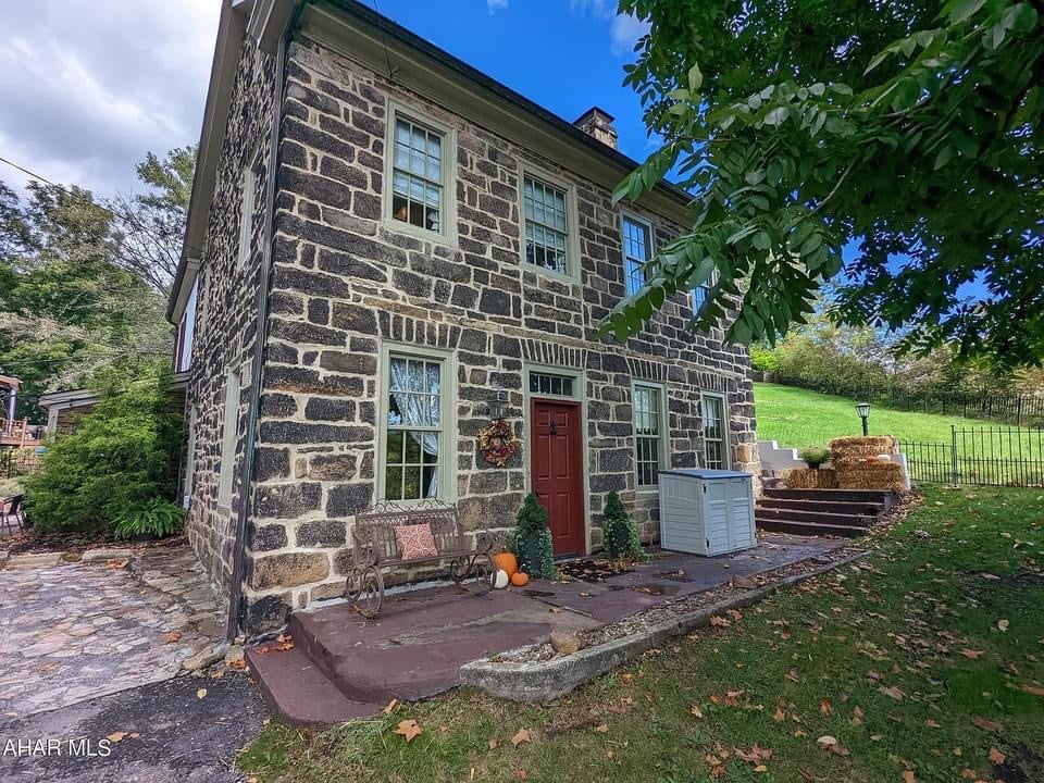 1795 Stone House For Sale In Hollidaysburg Pennsylvania — Captivating Houses