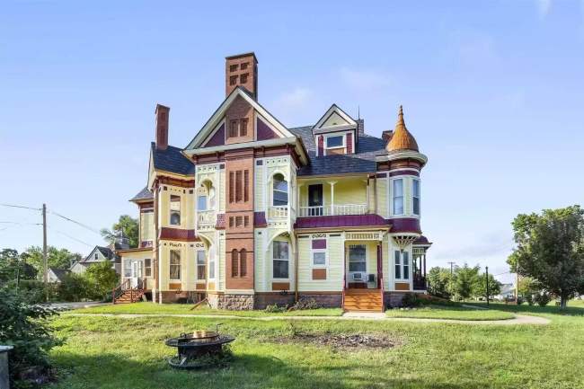 1893 Queen Anne In Vinton Iowa — Captivating Houses