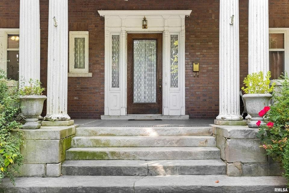 1910 Colonial Revival For Sale In Peoria Illinois