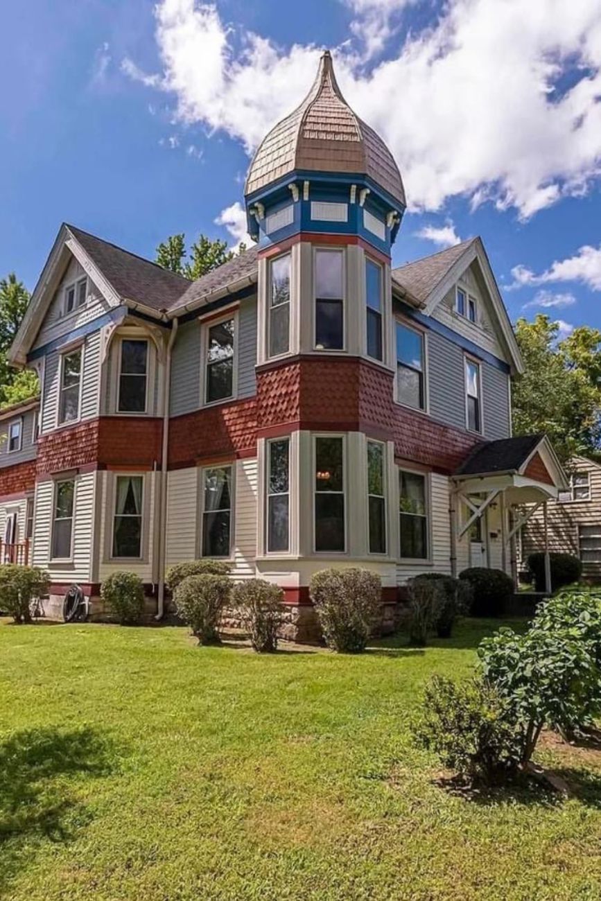 1898 Victorian For Sale In Carbondale Illinois