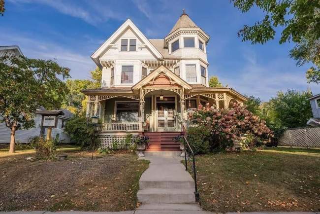 1891 Victorian For Sale In Eau Claire Wisconsin — Captivating Houses