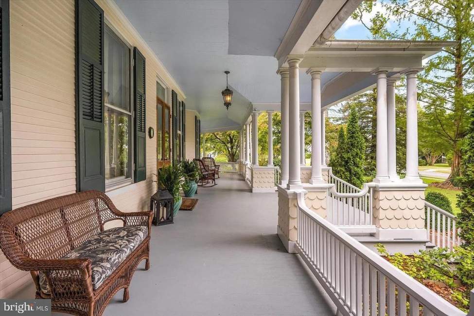 1890 Victorian In Snow Hill Maryland — Captivating Houses