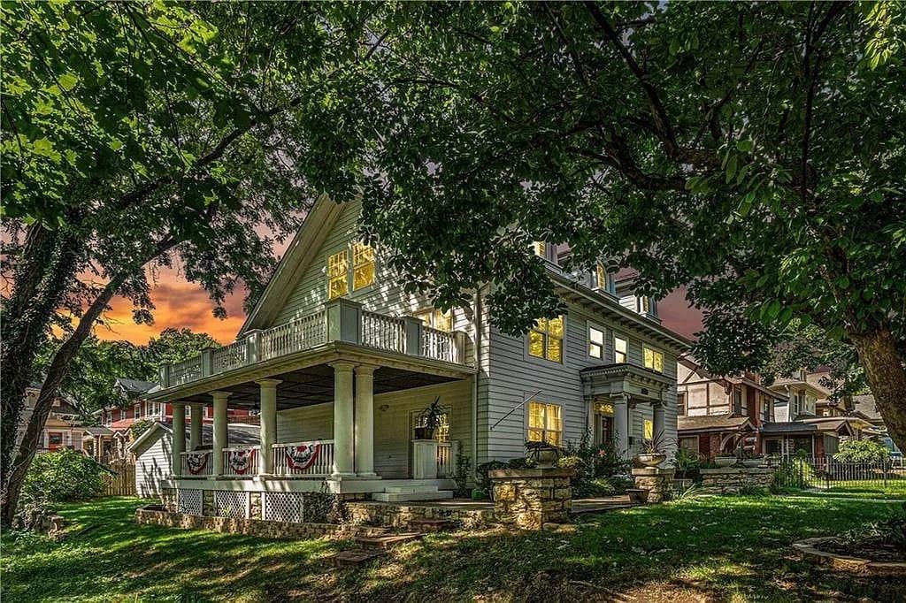 1908 Colonial Revival For Sale In Kansas City Missouri