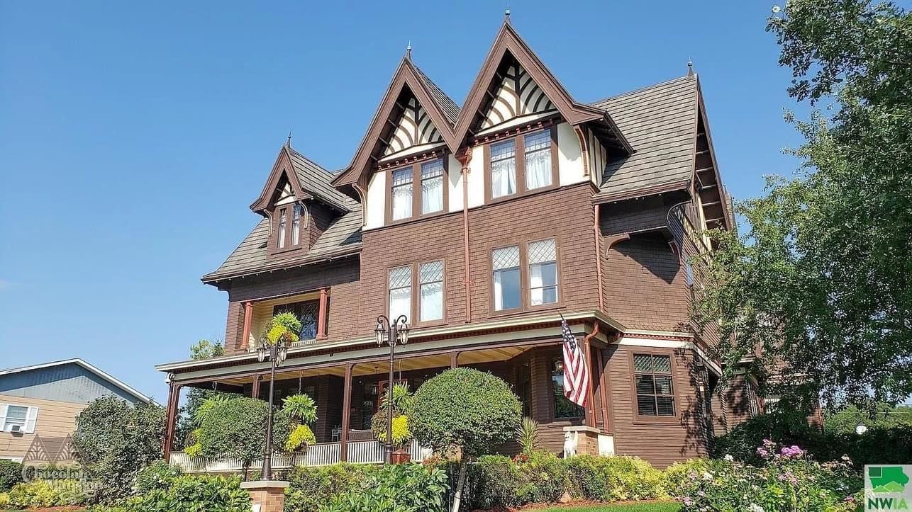 1894 Chocolate Mansion For Sale In Sioux City Iowa