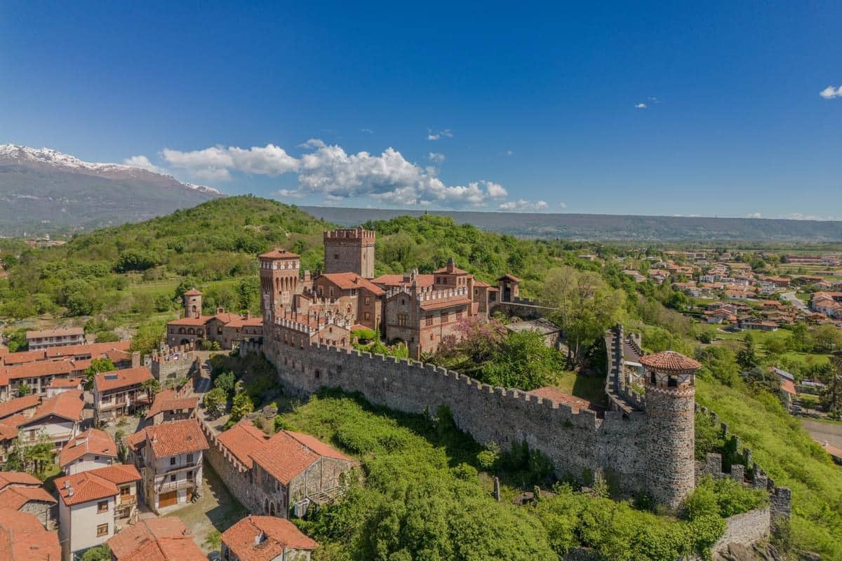 9th Century Castle of Pavone For Sale In Via Ricetti Italy