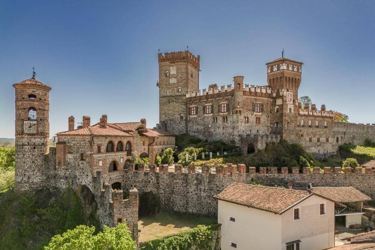 9th Century Castle of Pavone For Sale In Via Ricetti Italy