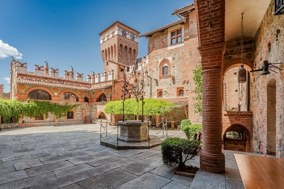 9th Century Castle of Pavone For Sale In Via Ricetti Italy