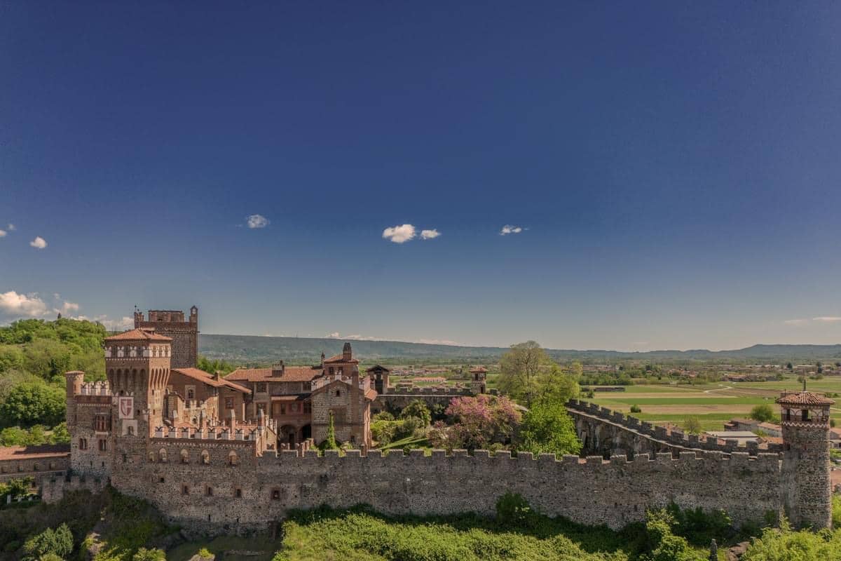 9th Century Castle of Pavone For Sale In Via Ricetti Italy