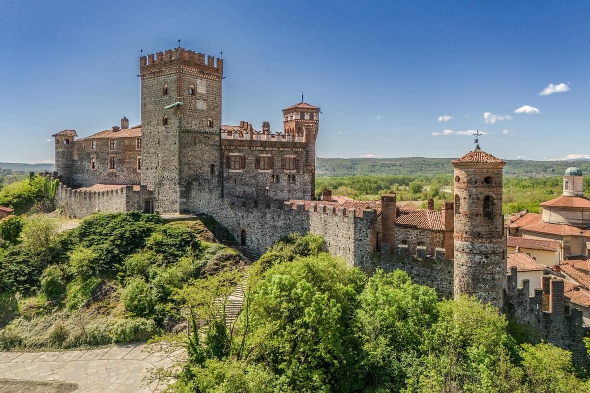 9th Century Castle of Pavone For Sale In Via Ricetti Italy