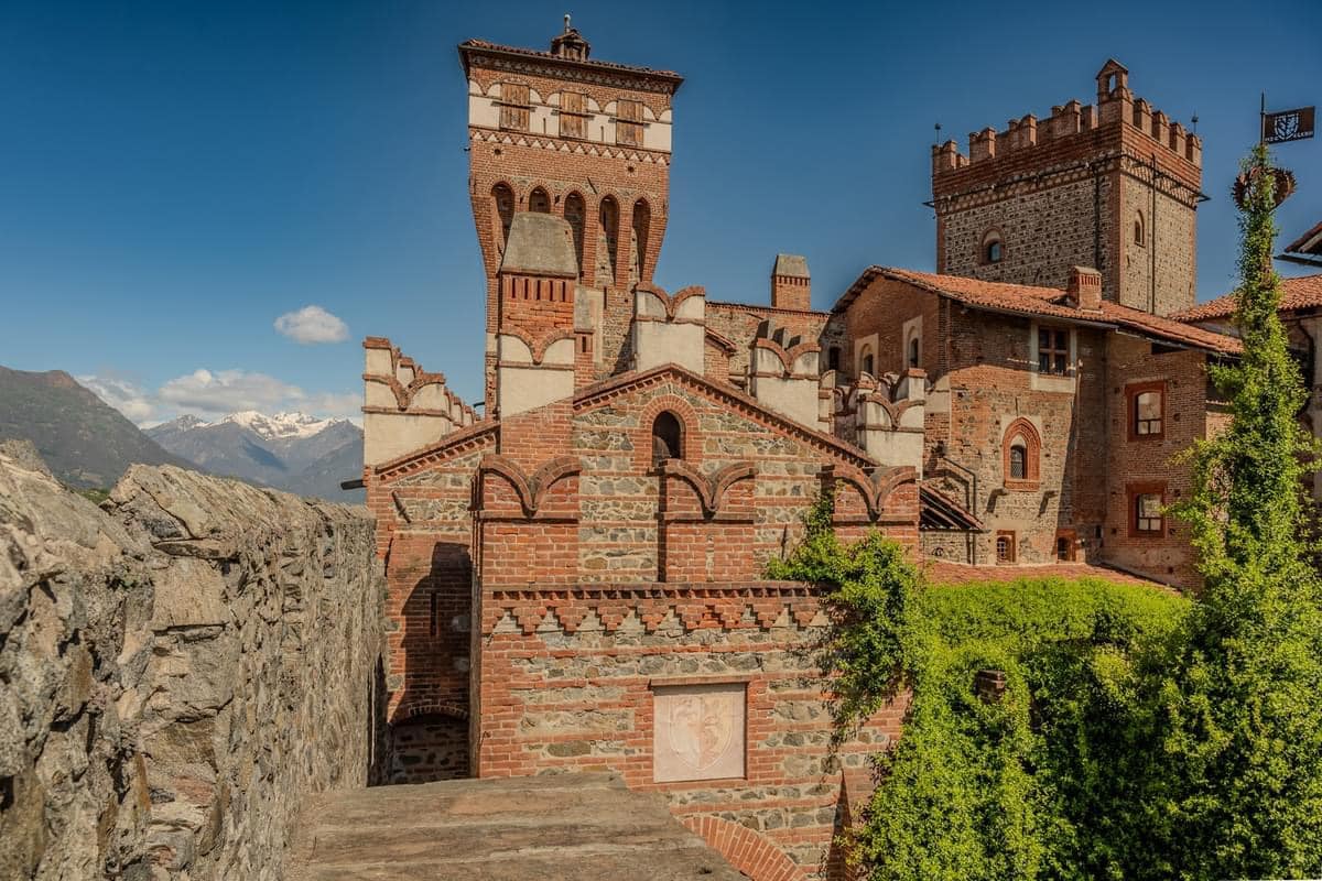 9th Century Castle of Pavone For Sale In Via Ricetti Italy