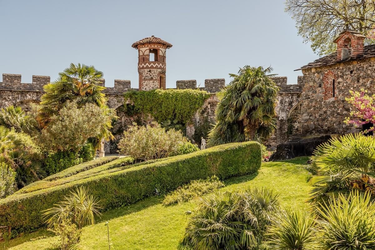 9th Century Castle of Pavone For Sale In Via Ricetti Italy