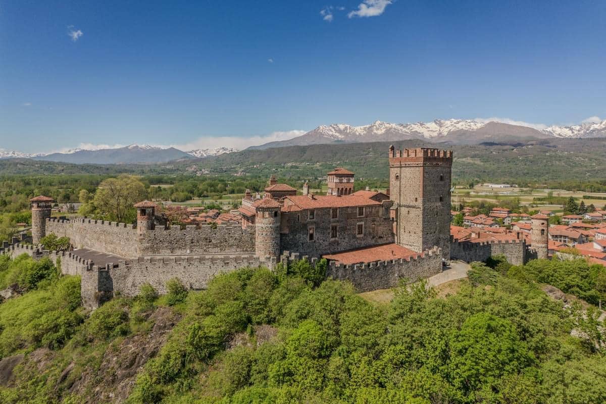 9th Century Castle of Pavone For Sale In Via Ricetti Italy