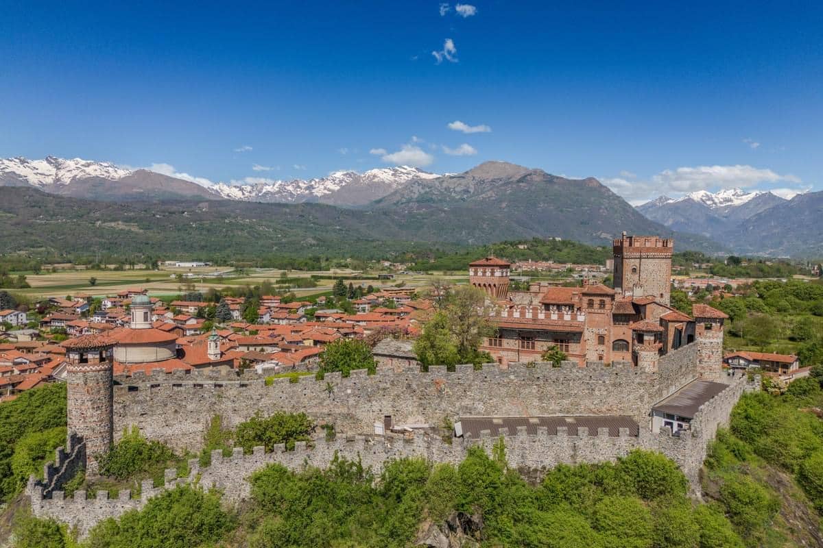 9th Century Castle of Pavone For Sale In Via Ricetti Italy