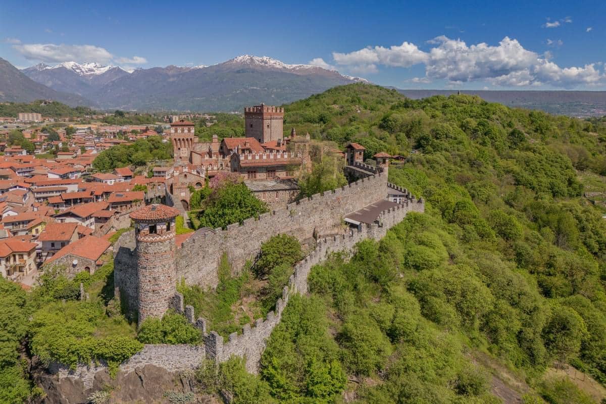 9th Century Castle of Pavone For Sale In Via Ricetti Italy