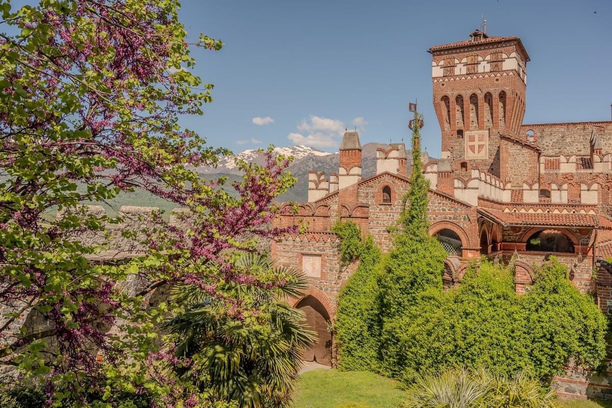 9th Century Castle of Pavone For Sale In Via Ricetti Italy