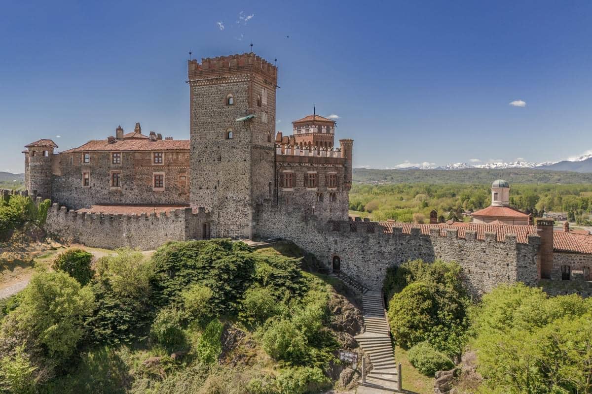 9th Century Castle of Pavone For Sale In Via Ricetti Italy