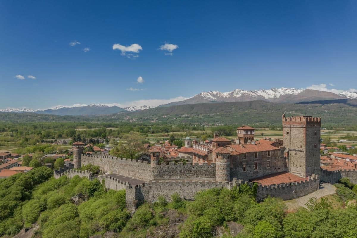 9th Century Castle of Pavone For Sale In Via Ricetti Italy