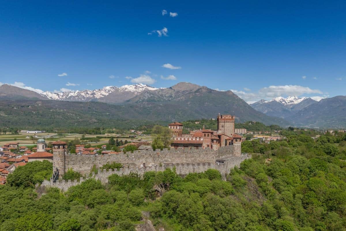 9th Century Castle of Pavone For Sale In Via Ricetti Italy