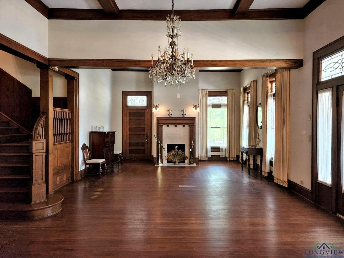 1911 Neoclassical For Sale In Palestine Texas