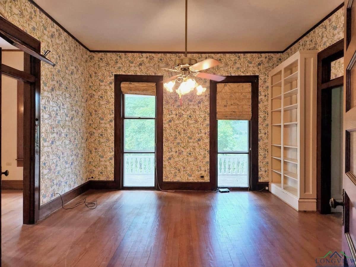 1911 Neoclassical For Sale In Palestine Texas