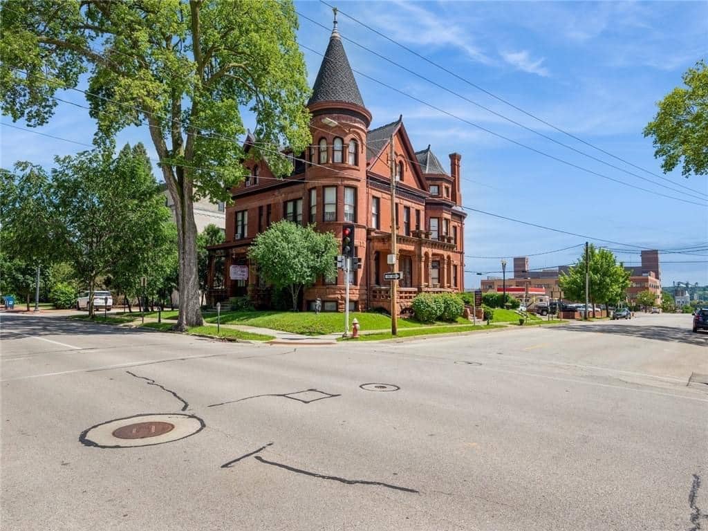 1894 Victorian For Sale In Dubuque Iowa