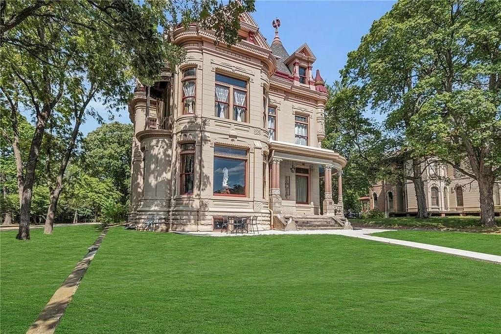 1888 Victorian For Sale In Saint Joseph Missouri