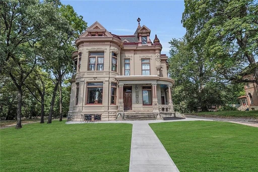 1888 Victorian For Sale In Saint Joseph Missouri