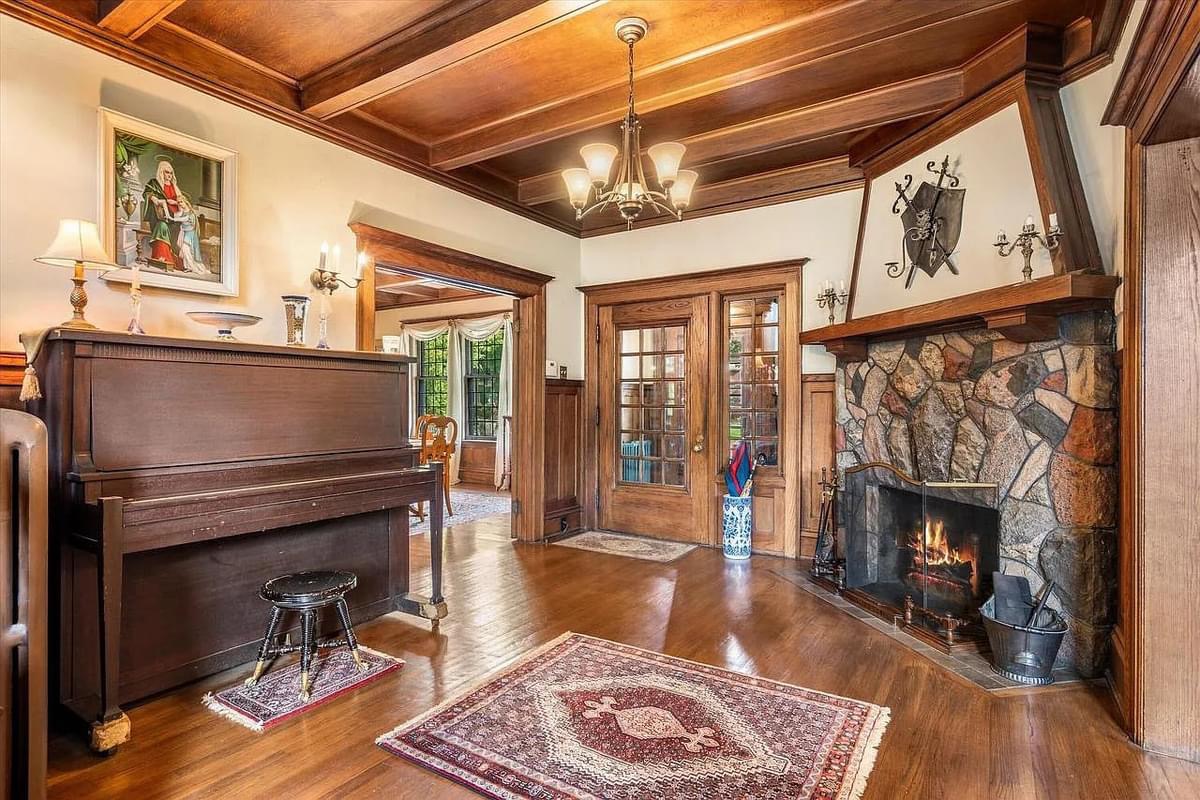 1909 Tudor Revival For Sale In Milwaukee Wisconsin