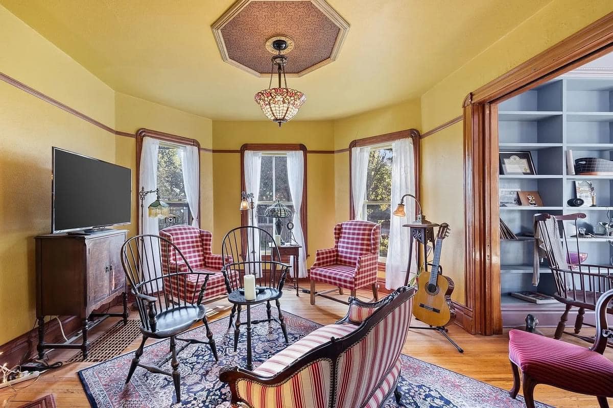 1895 Victorian For Sale In Elgin Illinois