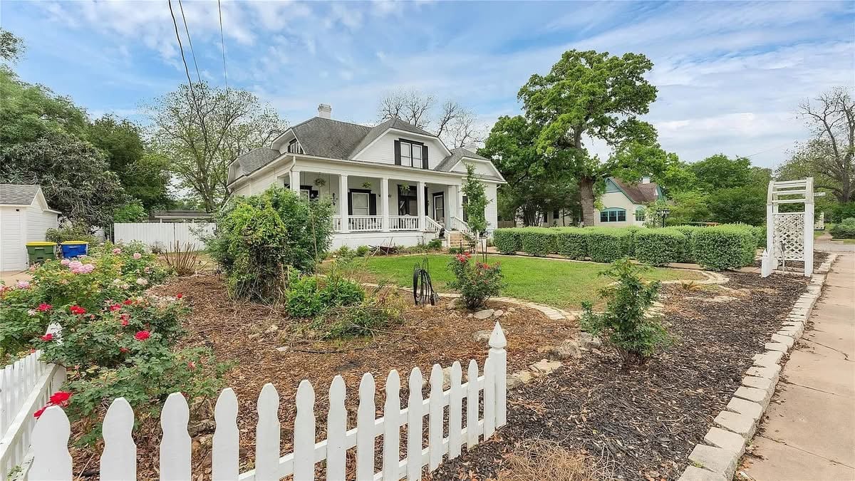 1910 Craftsman For Sale In Gonzales Texas