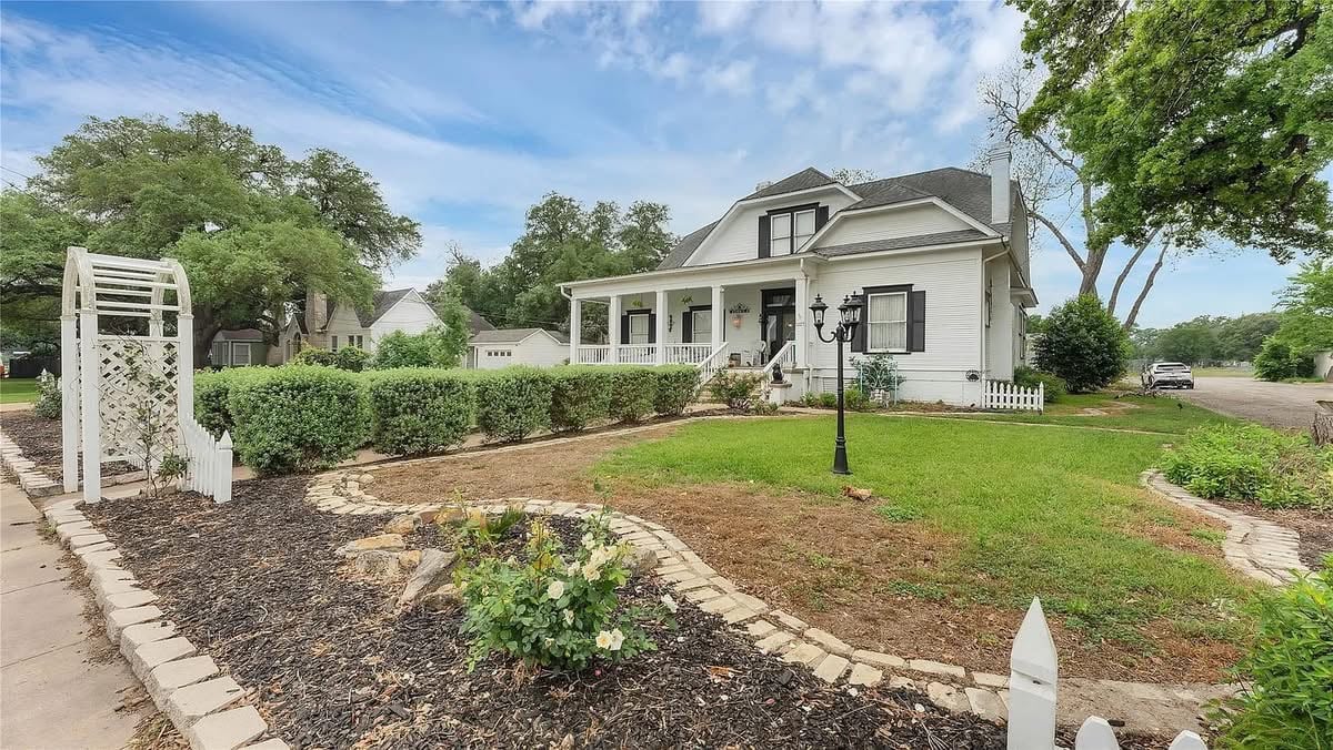 1910 Craftsman For Sale In Gonzales Texas